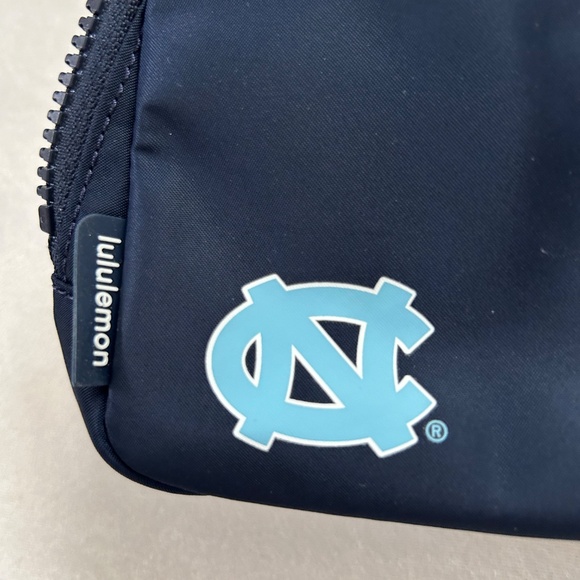 NWT lululemon Everywhere Belt Bag - Picture 2 of 10